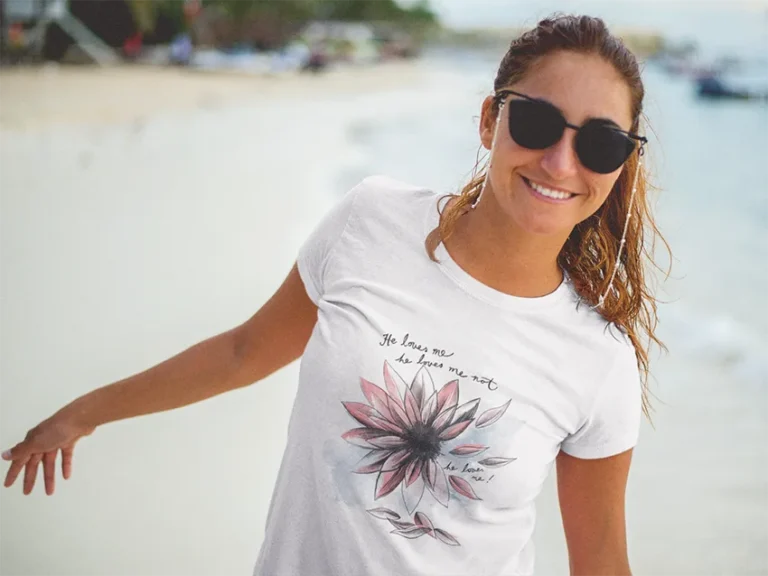 fanteeshirt-store-happy-cusomers-woman-wearing-a-t-shirt-and-sunglasses-at-the-beach